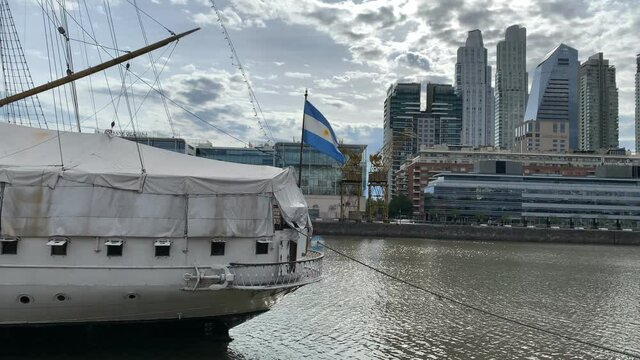 Bandera argentina en fragata/barco con edificios de fondo / Argentine flag on frigate / ship with buildings in background