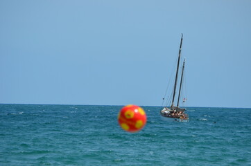 Ballon et voilier sur la mer méditerrannée