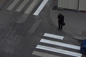 Homme d'affaire au passage piéton
