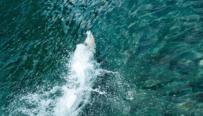 Obraz premium Refreshing, sporty jump and swimming into the sea