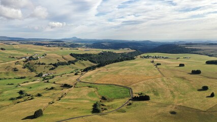 Fototapeta premium survol du Puy de Sancy en Auvergne, parc naturel régional des volcans d'Auvergne