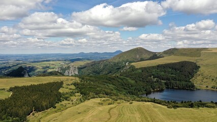 survol du Puy de Sancy en Auvergne, parc naturel régional des volcans d'Auvergne