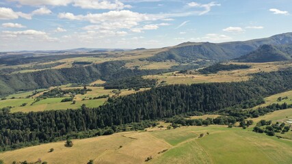 Obraz premium survol du Puy de Sancy en Auvergne, parc naturel régional des volcans d'Auvergne