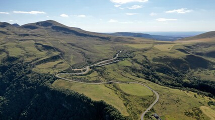 survol du Puy de Sancy en Auvergne, parc naturel régional des volcans d'Auvergne