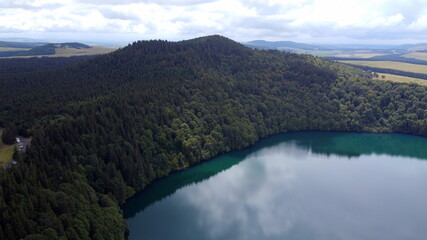 Fototapeta na wymiar lacs et volcans d'Auvergne autour du puy de Sancy