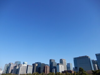 Fototapeta na wymiar 皇居から見たビル群と青空