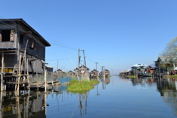 Fototapeta na wymiar Boote und Häuser auf dem Inle Lake, Myanmar