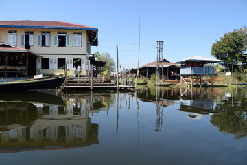 Boote und Häuser auf dem Inle Lake, Myanmar