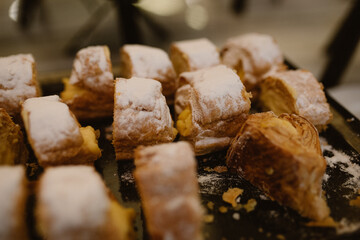 Bollos horneados con azúcar por encima. Postre con muchas calorías. 