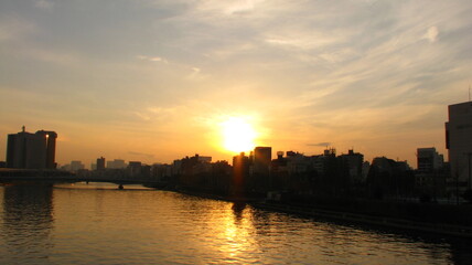 Fototapeta premium 都心の川と夕日 隅田川 夕焼け