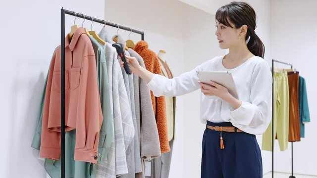 アパレルショップで在庫管理をする女性