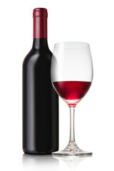 グラスに注がれた赤ワインとワインボトル