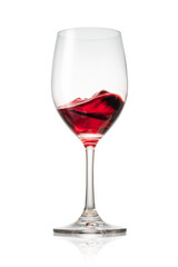 グラスに注がれた波打つ赤ワイン