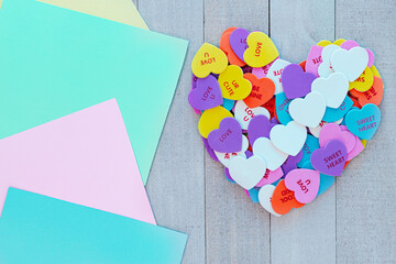 Papel y corazones de colores con palabras relacionadas al amor y la amistad. 