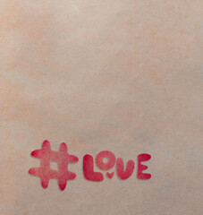 Hashtag Love color rojo en papel marr&oacute;n ideal para redes sociales.   