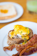 egg benedict with crispy bacon for breakfast