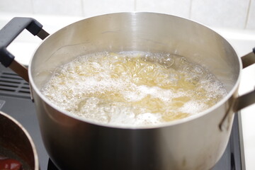 パスタを茹でている