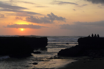 Obraz premium enjoying sunset at echo beach, canggu, bali, indonesia