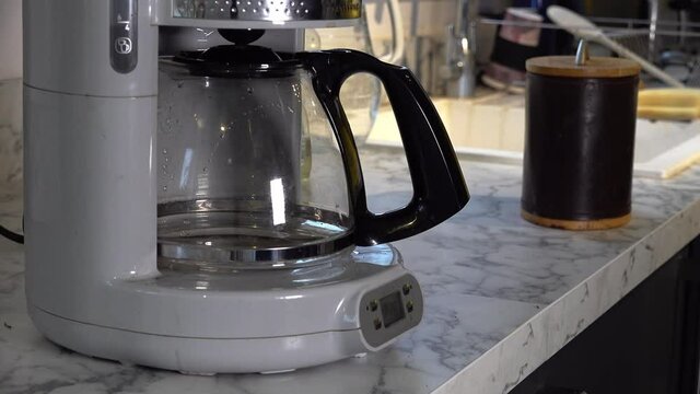 Using a filter coffe machine in the morning