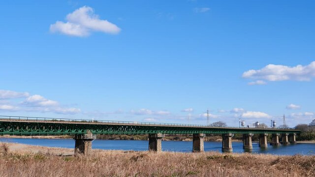 宮川を渡って伊勢の中心街へ向かう二両編成のディーゼルカー（ＪＲ参宮線）
