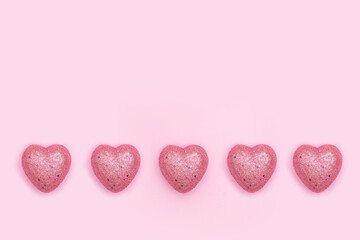Obraz premium Pink hearts on pink background. Love concept. Valentines day background.