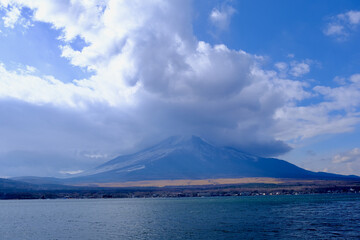 【山梨】山中湖湖畔から見る冬晴れの富士山	
