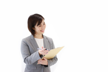 バインダーを持つ女性社員