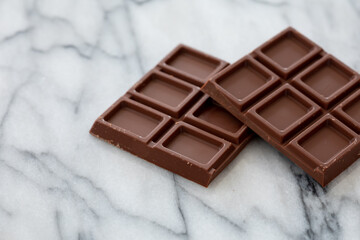 大理石の台の上で割った板チョコレート