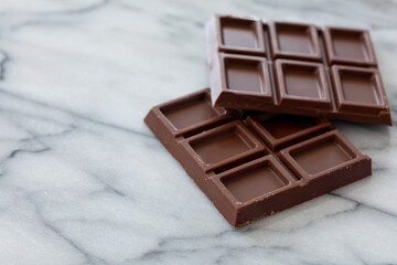 大理石の台の上で割った板チョコレート