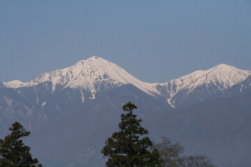 Fototapeta 雪が残る山の稜線の写真素材 obraz