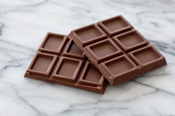 大理石の台の上で割った板チョコレート