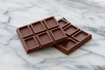 大理石の台の上で割った板チョコレート