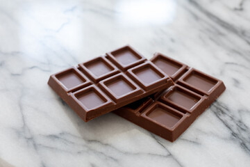 大理石の台の上で割った板チョコレート