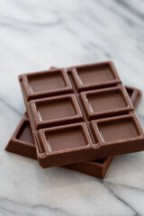 大理石の台の上で割った板チョコレート