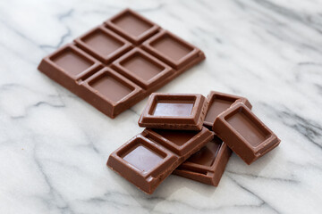 大理石の台の上で割った板チョコレート