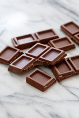 大理石の台の上で割った板チョコレート