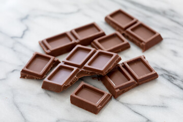 大理石の台の上で割った板チョコレート