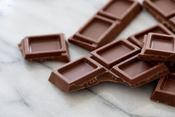 大理石の台の上で割った板チョコレート