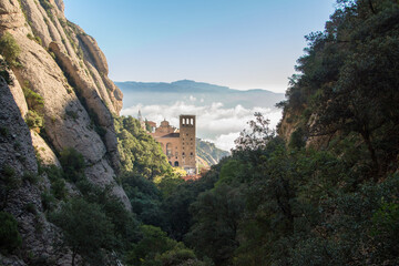 Fototapeta na wymiar Monserrat. Rutas por la montaña. Paisajes y vistas de Cataluña 