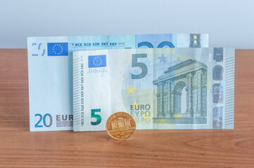 Vienna Philharmoniker 25 Euro value, quarter oz gold coin with paper money 25 EUR.
