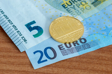 Vienna Philharmoniker 25 Euro value, quarter oz gold coin on paper money 25 EUR.