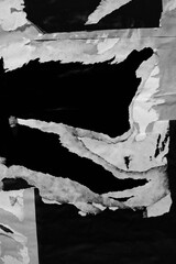 黒灰色のしわくちゃな紙の背景。剥がされた紙。古くて汚れた紙のテクスチャ。黒いテキストスペース。