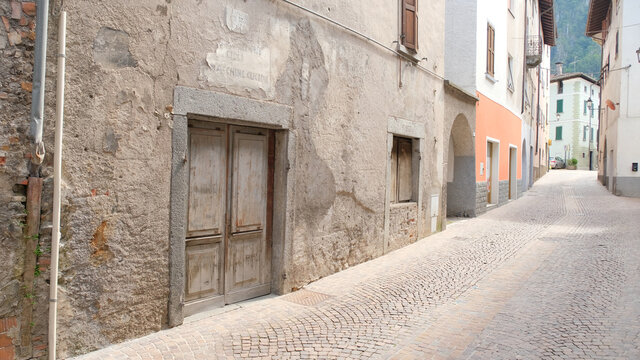 Il centro storico del borgo di Storo in provincia di Trento, Trentino Alto Adige, Italia.