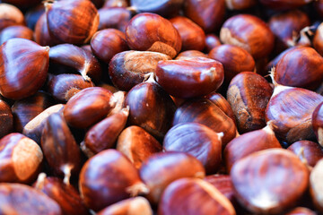 Una manciata di castagne distese su un piano di lavoro.