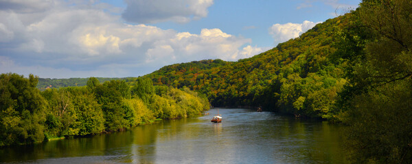 Panoramique au fil de la Dordogne dans le Périgord, département de la Dordogne en région Nouvelle-Aquitaine, France © didier salou