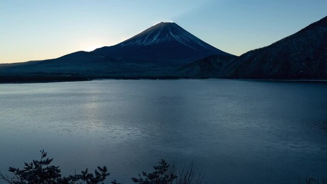本栖湖より望む富士山と日の出のタイムラプス映像（ズームイン）