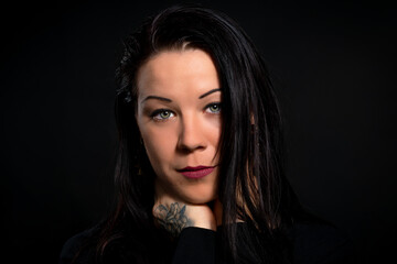 Naklejka premium Portrait einer Frau mit Handtattoo