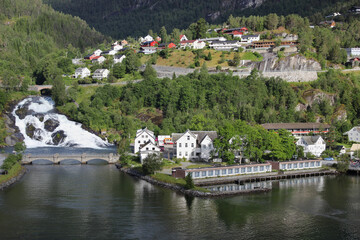 Fototapeta premium Hellesylt in Norwegen mit Wasserfall Hellesyltfossen