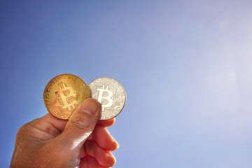 青空にかざされたビットコイン