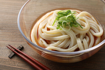 天ぷらを乗せた夏の味覚のざるうどん